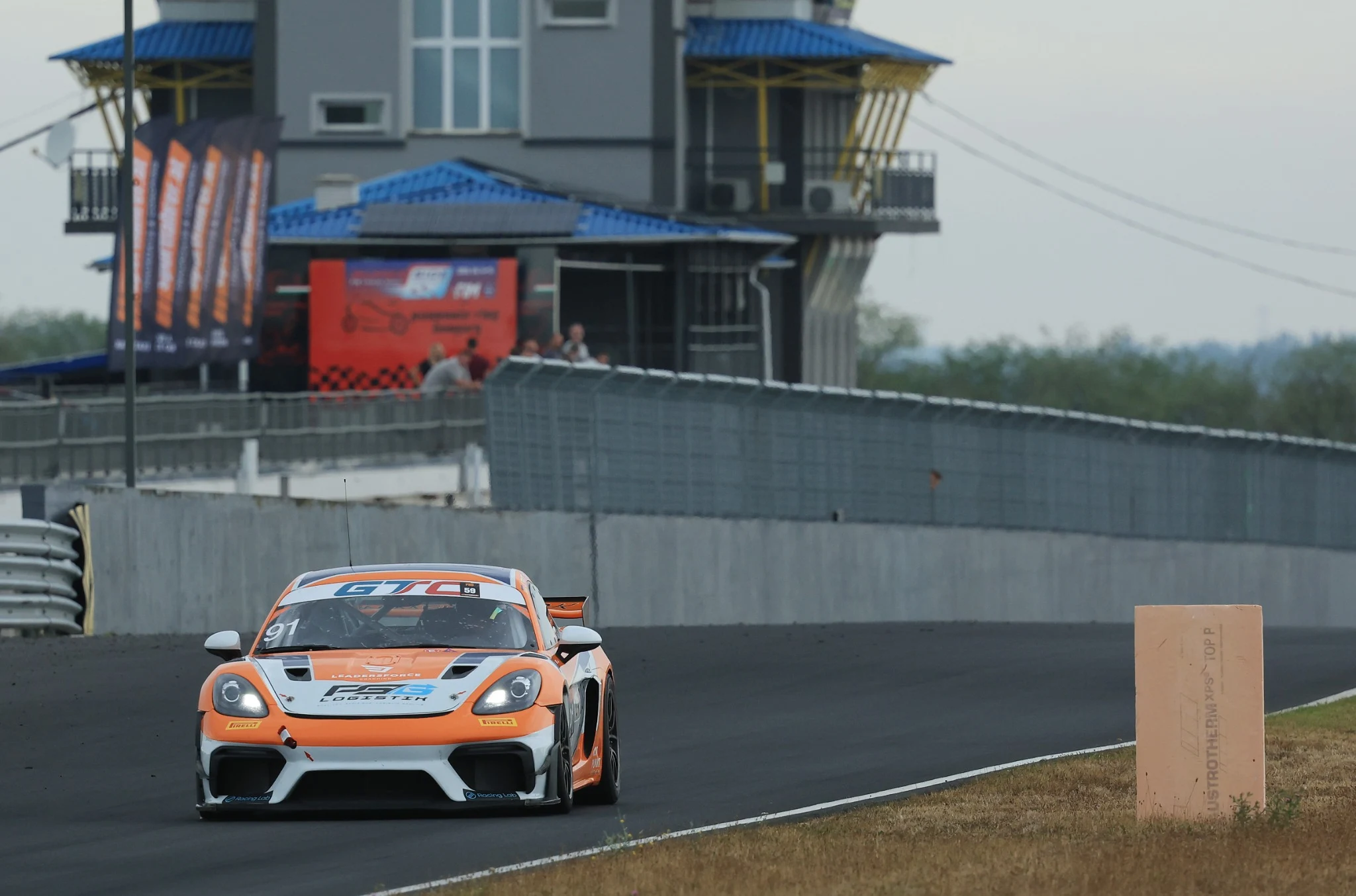 Porsche GT4 på banen