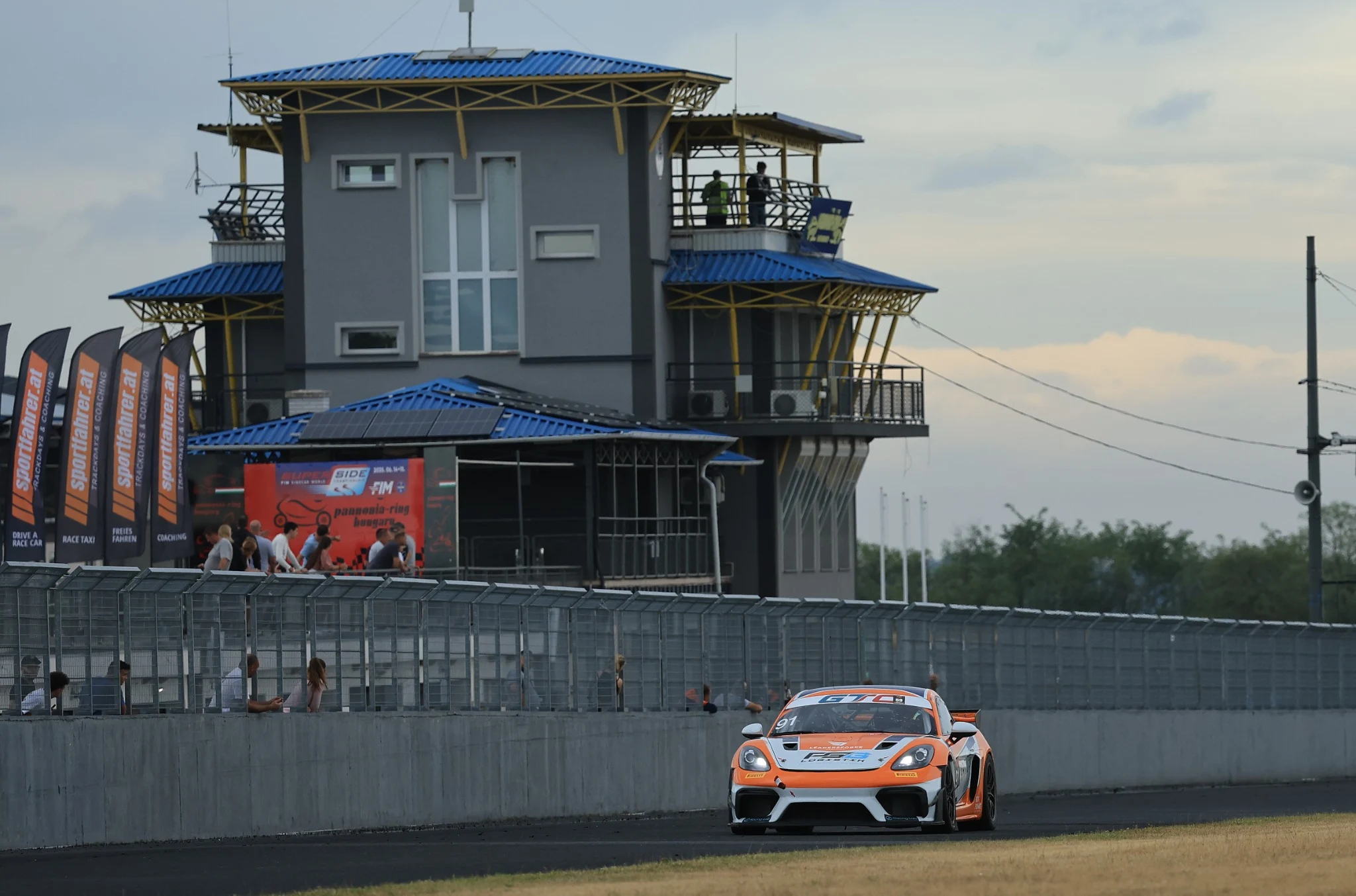 Porsche GT4 på banen