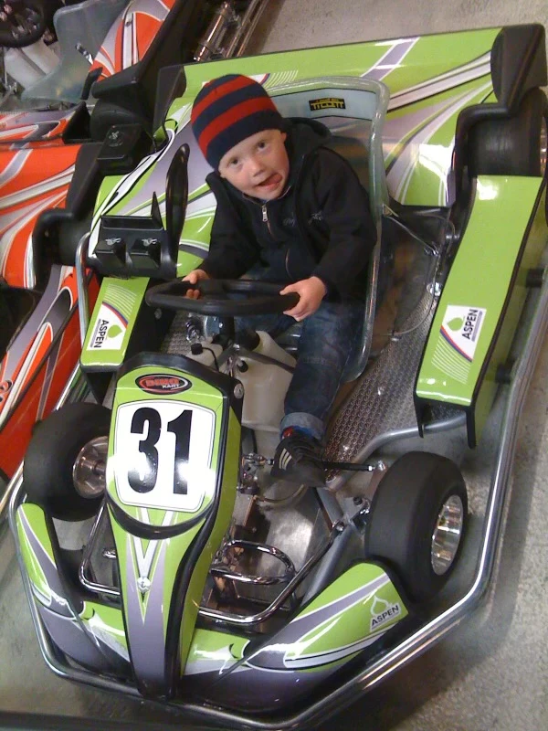 Valdemar as a child at the wheel of a green kart, number 31